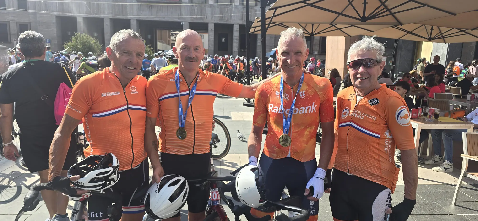 Vier Nederlandse renners na afloop in Varese, Frank Nijssen met de gouden medaille